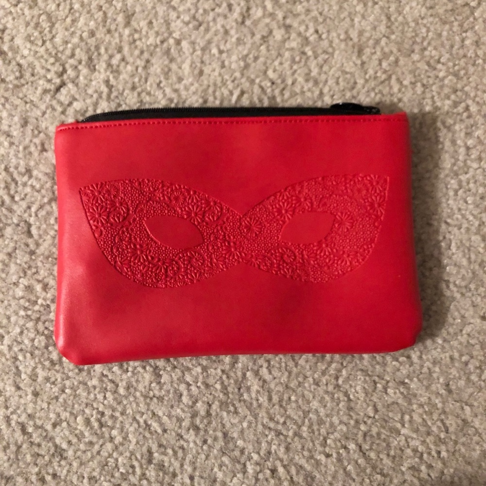 👛 Red makeup bags
